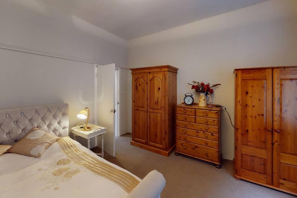 Spacious One Bedroom Flat West Hoathley エクステリア 写真