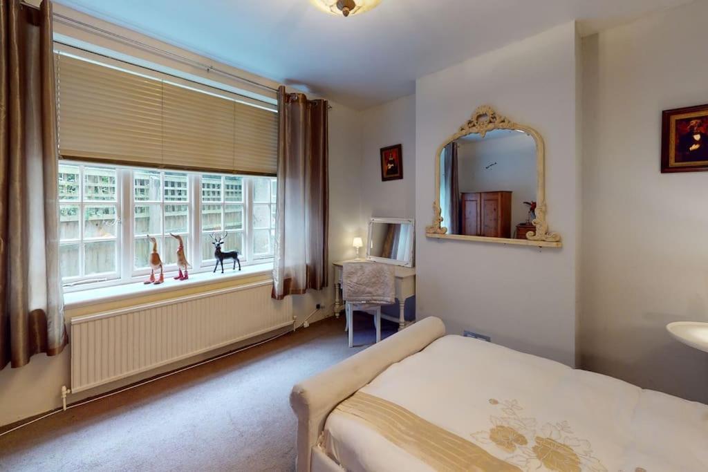Spacious One Bedroom Flat West Hoathley エクステリア 写真