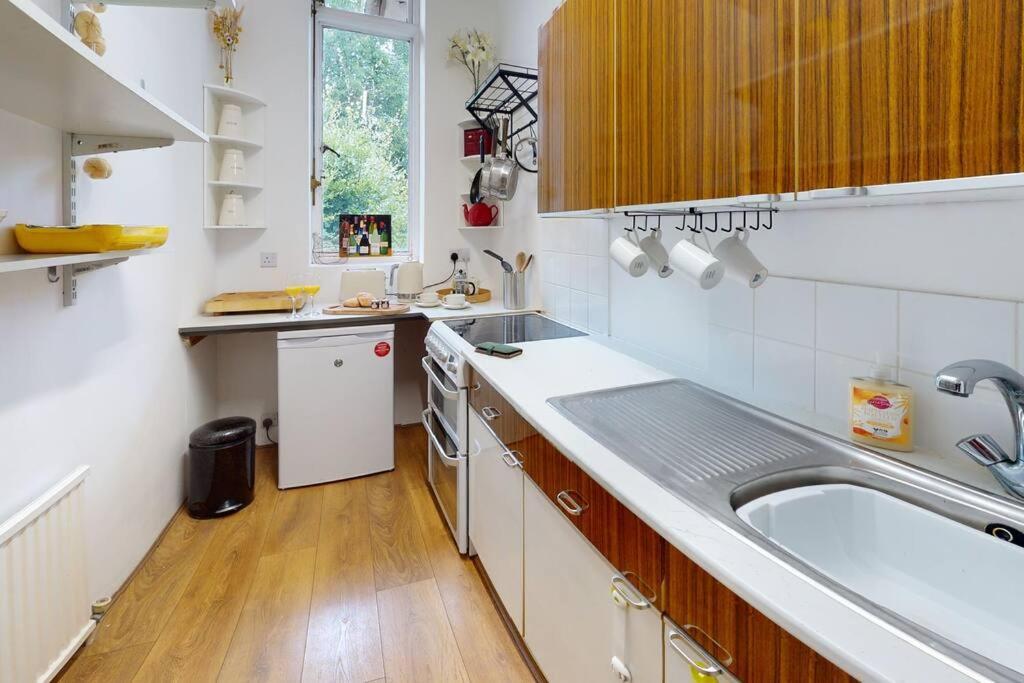 Spacious One Bedroom Flat West Hoathley エクステリア 写真