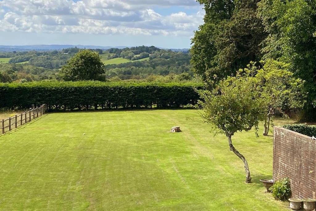 Spacious One Bedroom Flat West Hoathley エクステリア 写真